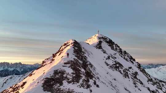 登山运动员正在爬山视频素材模板下载