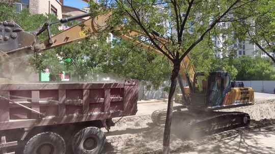挖掘机在城市街道路面进行管沟开挖