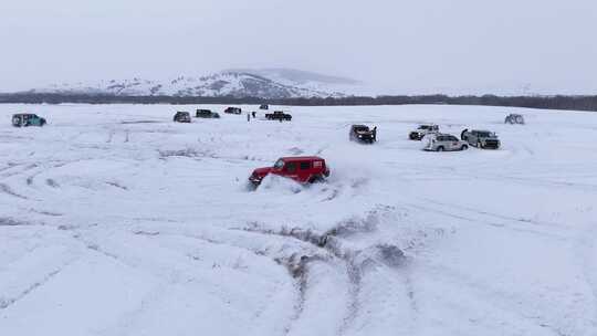 雪地中多辆越野车行驶场景