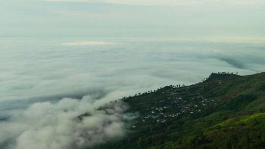 雾在山上的村庄上方移动