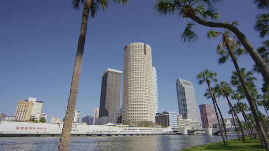 佛罗里达河对岸的摩天大楼