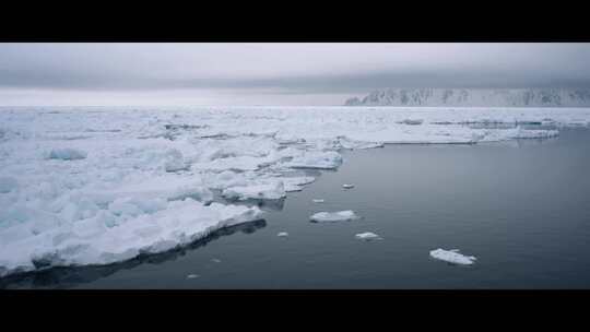 航拍北极冰山海天一线冰川冰盖冰架冰原天空