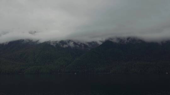 阿拉斯加的海洋山脉景观