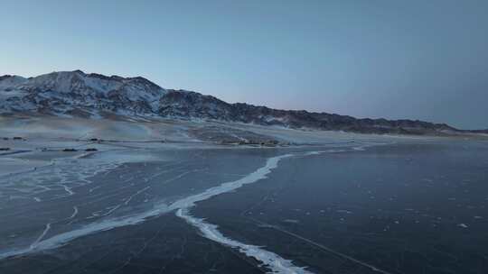 航拍冬季新疆赛里木湖雪山冰湖蓝冰日照金山