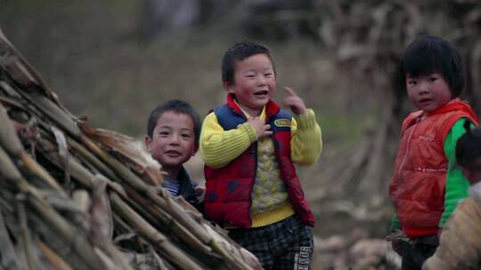 农村留守儿童在包谷杆垛旁玩耍