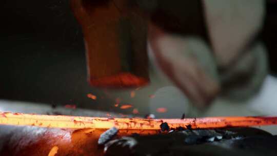 铁匠火炉打铁铸剑的过程手艺人博物馆宝剑