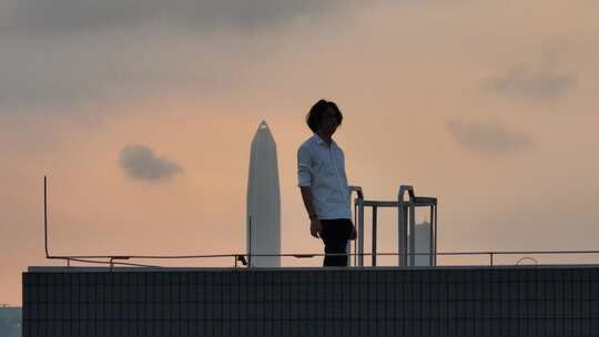 男人站在深圳的楼顶
