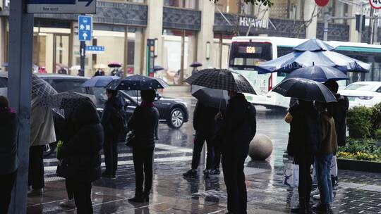 上海南京路下雨行人撑伞过斑马线等红绿灯车