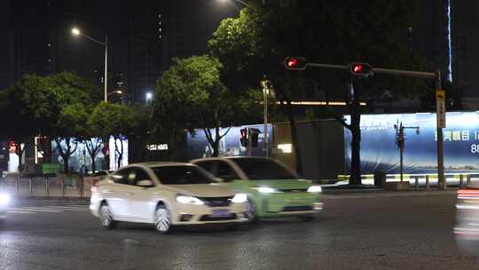 夜晚过马路的人群