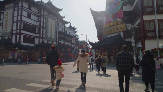 春节过年街头一家三口过马路人潮拥挤