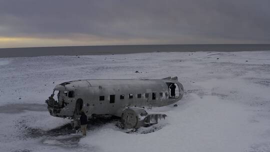 4K冰岛雪山雪地北极圈飞机残骸航拍
