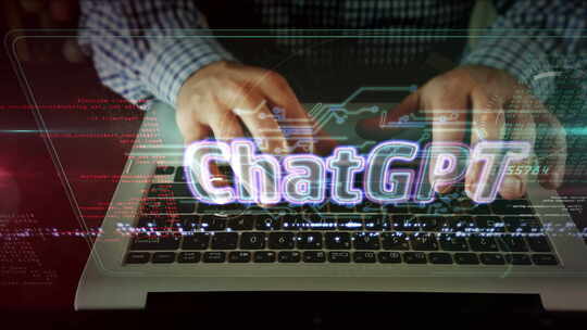 ChatGPT霓虹灯标志，男人在电脑上打字