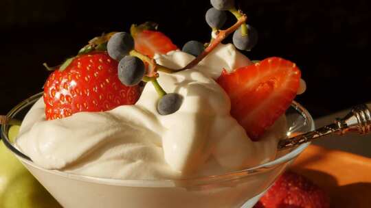 奶油甜点的特写镜头，配有新鲜的红色草莓和视频素材模板下载