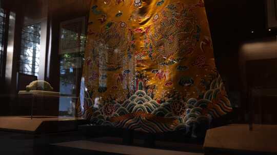 南京瞻园展馆内的龙袍视频素材模板下载
