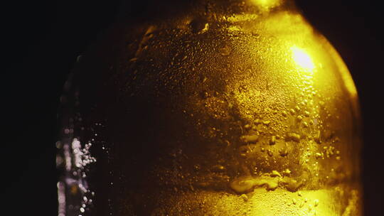冰镇啤酒瓶表面的水珠特写