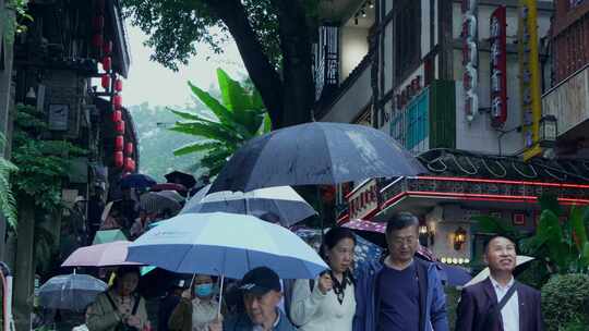 重庆磁器口古镇雨景游客