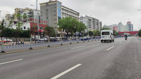 城市道路建筑春天花草树木商铺店面马路汽车