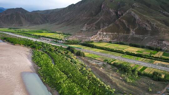 拉林铁路复兴号动车经过雅鲁藏布江畔的田野视频素材模板下载