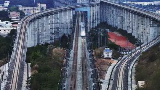 山间高铁线路及高架桥的壮观景象