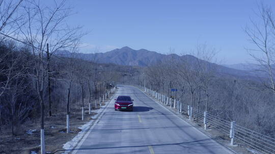 航拍山路红色汽车迎面疾驰而过 近景 移拍