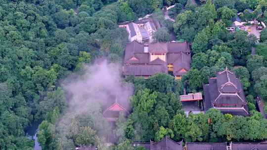 中国浙江杭州灵隐寺仙气缭绕