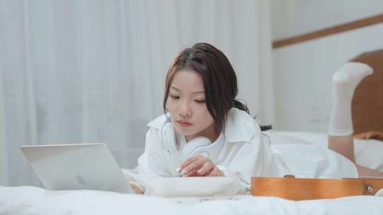 女人在床上玩电脑