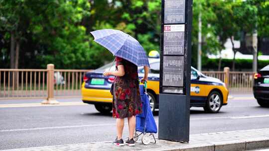 北京下雨天街道行人车流