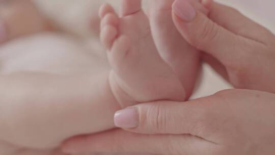 母亲抚摸婴儿脚视频素材模板下载