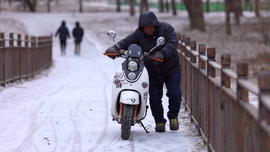 寒冷冬季行人行走老人 下雪冬天雪景