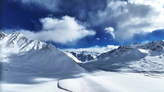 西藏纯净雪山航拍