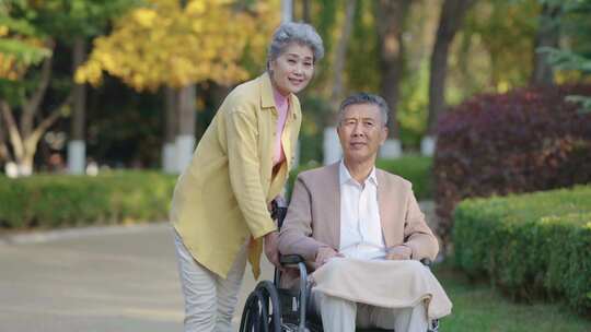 推轮椅 老年生活
