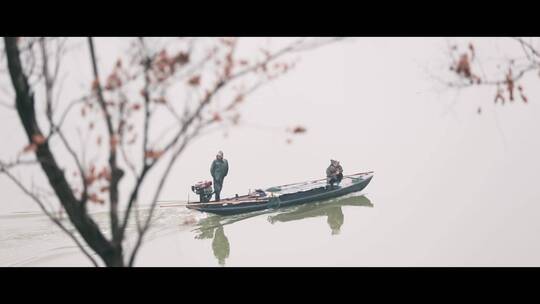 秋天湖面上的小船