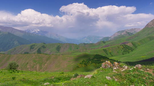 航拍高加索山脉的夏季景观