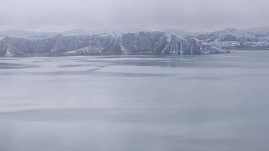 航拍青海果洛州冬格措纳湖风景