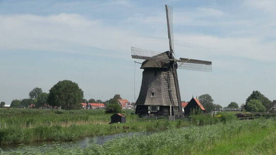 麦田里的荷兰风车