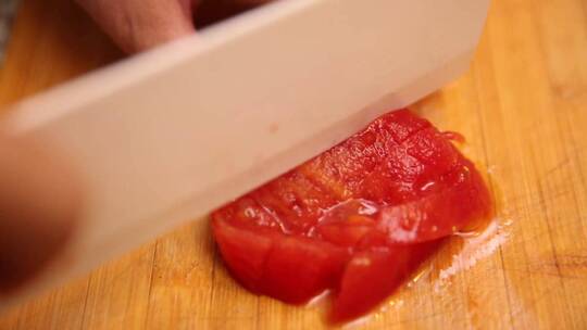 厨师切西红柿