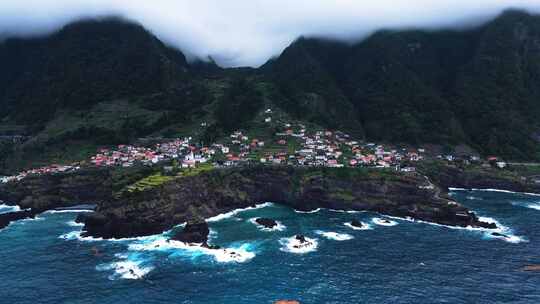 FPV无人机航拍大海海岛海浪冲击马德拉群岛