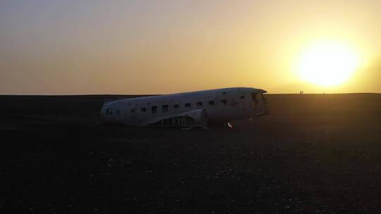一架坠毁的美国海军DC-3飞机在冰岛索尔海马桑杜尔的黑沙上飞行