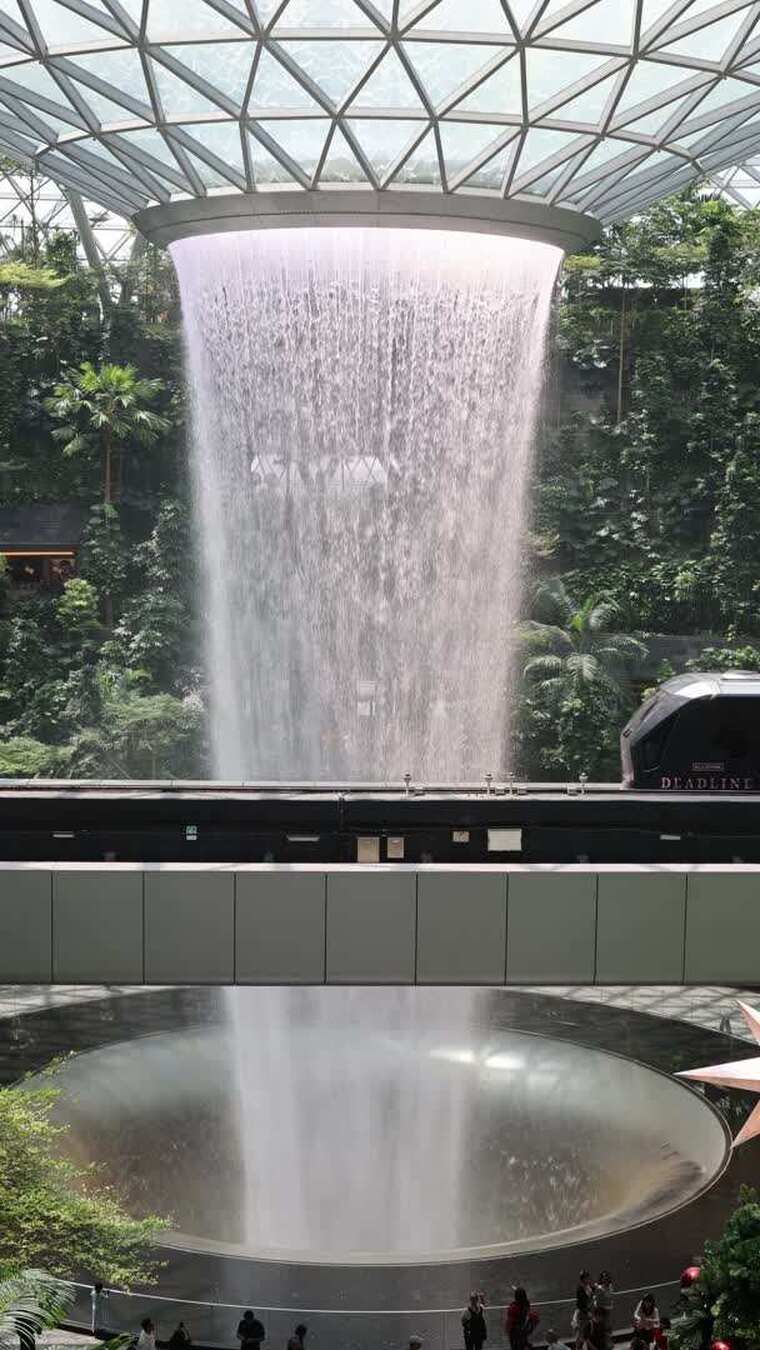 新加坡樟宜机场瀑布与网红小火车