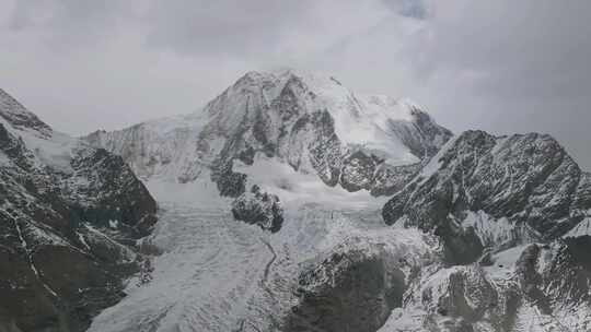 航拍西藏拉萨琼穆岗嘎雪山风景视频素材模板下载