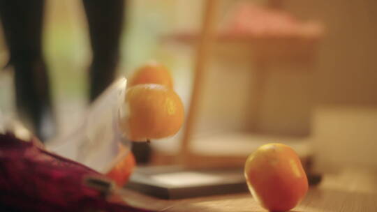 4K白天升格慢镜头橘子掉落影视素材