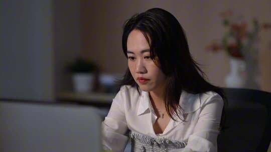 女性公司加班熬夜身体亚健康