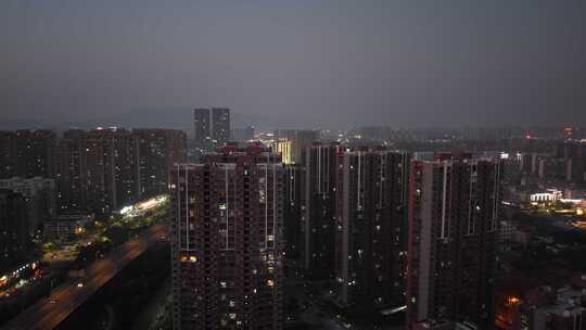 城市高楼与道路夜景俯瞰