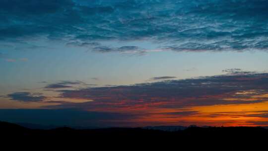 飞机飞过天空的金色日落4k延时