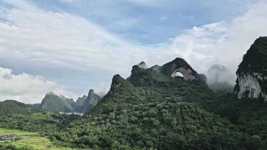 云雾缭绕的桂林阳朔月亮山景区风光