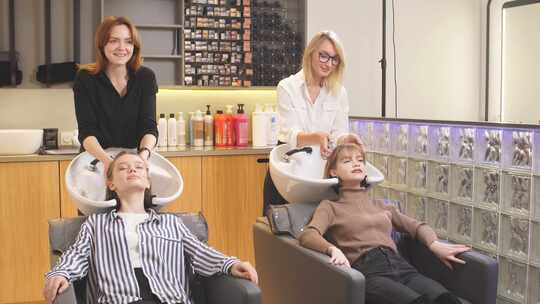 专业美发师在美容沙龙与客户视频素材模板下载
