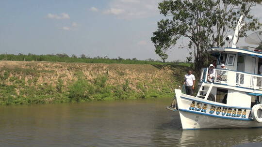 巴西亚马逊河流上的游船