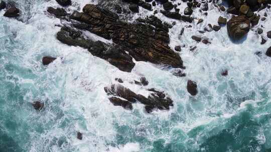 西沙群岛岸边的海浪拍打岩石