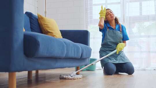 亚洲年轻的清洁服务女工在家打扫客厅。视频素材模板下载