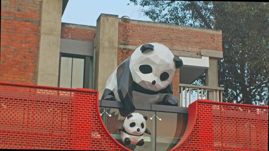 成都成华区完美世界公园熊猫标志环绕